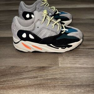 Yeezy Boost 700 V1 Wave Runner Kids 
Size 13.5
